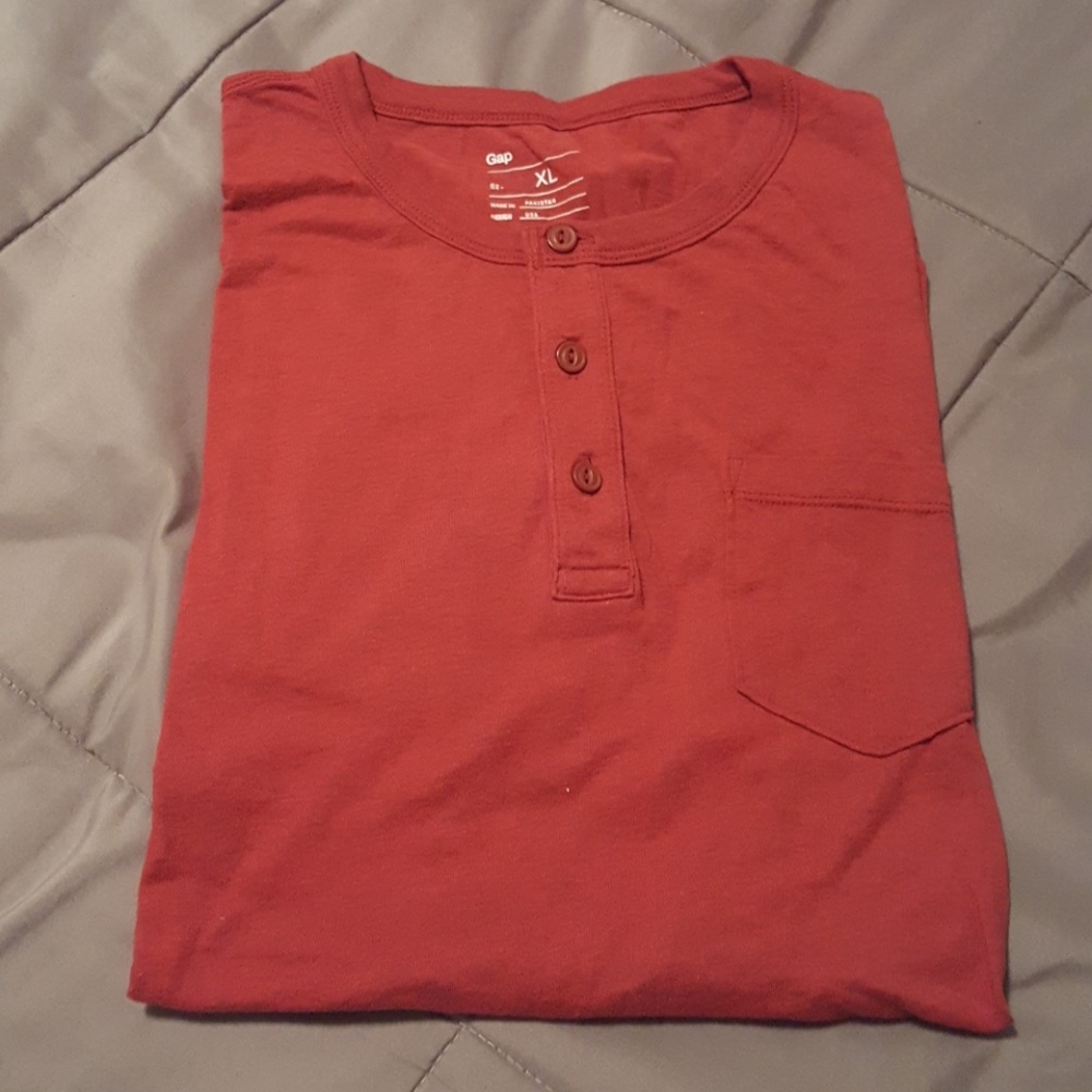 XL red Gap short sleeve henley